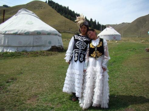 蒙古包里的小女孩