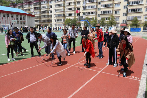 学校游戏滚铁圈