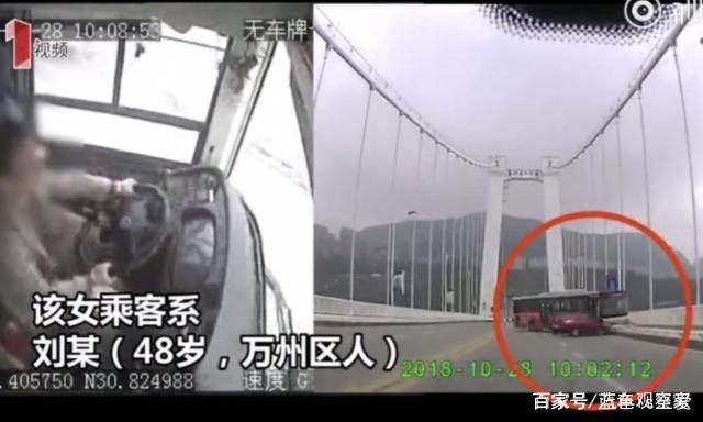 重庆公交车撞河
