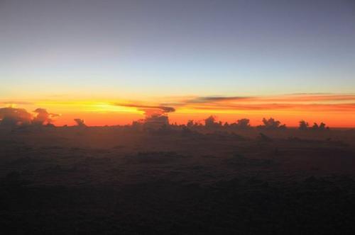 从飞机上看日出