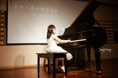 我是一个会弹钢琴的小女孩