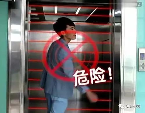 无法关闭的电梯