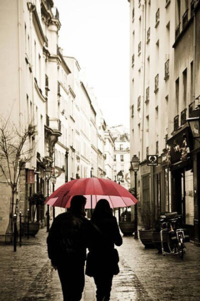 一把雨伞，两个人