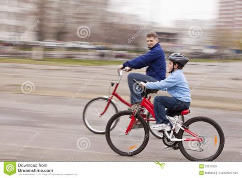 和爸爸一起骑自行车
