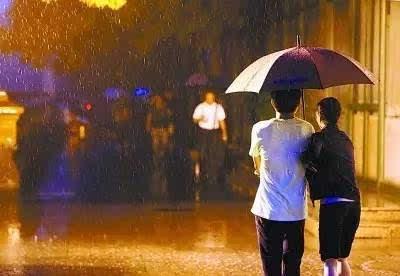想念大街上的雨伞