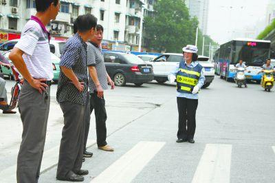 阿姨扫路