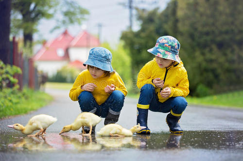 雨中的孩子