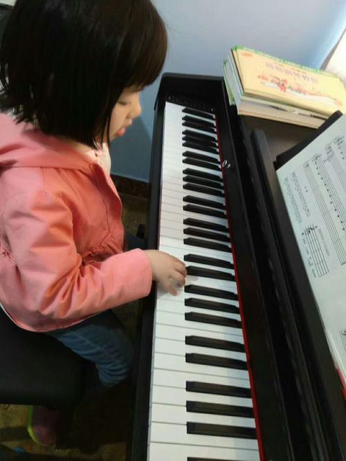 老师教我弹钢琴