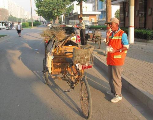 在路灯下清洁