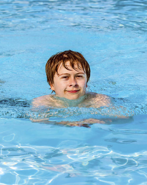 喜欢游泳的男孩
