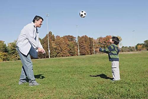 爸爸教我踢足球