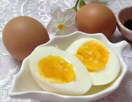 生鸡蛋和煮鸡蛋
