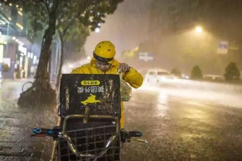 暴雨中的外卖男孩