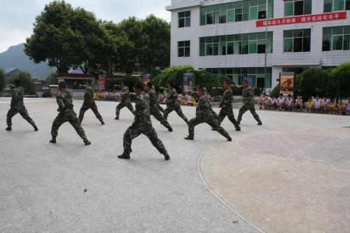 参观武警中队