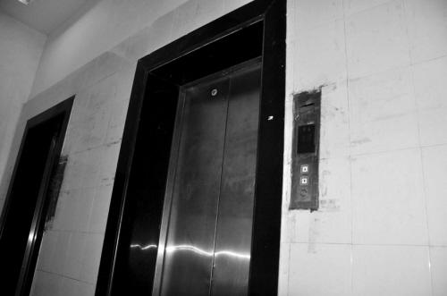 锁在电梯里