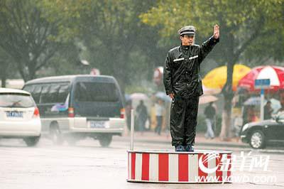 雨中交警大叔