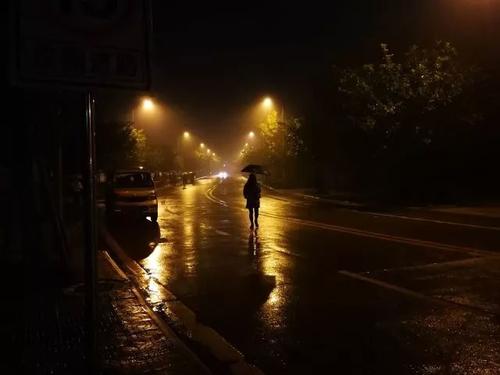 我不禁想起那个下雨的夜晚