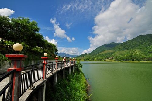 天蓝色的山脉和清澈的海水