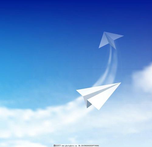 纸飞机在蓝蓝的天空中飞翔