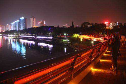 彩虹桥在晚上