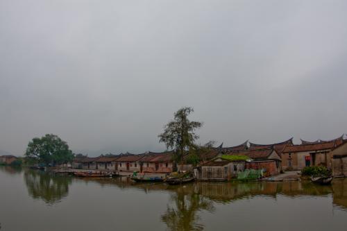 村庄在雨中