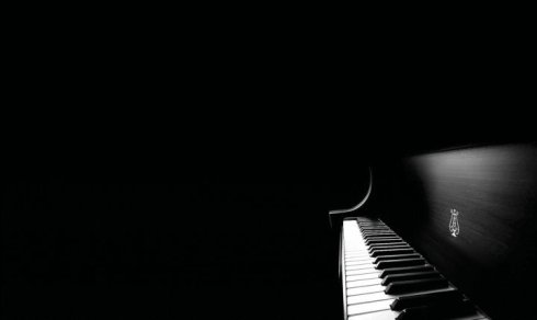 观看黑白钢琴键的跳舞