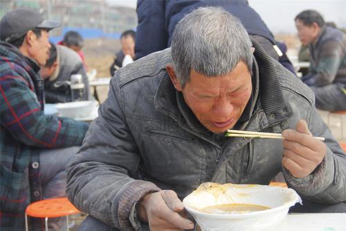 农民工易师傅脱鞋去厕所