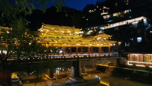 走在风和雨桥上