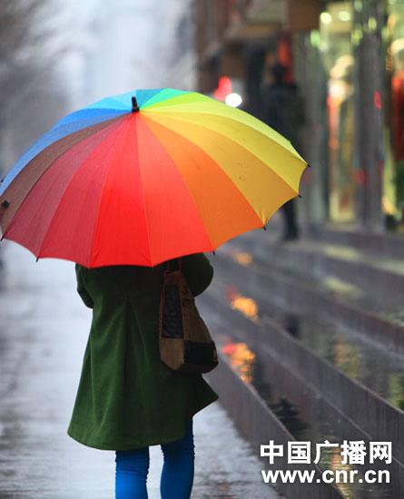 街上有一个美丽的伞_550字