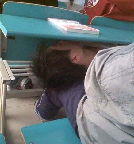 真正的大学生活写照：睡觉也很疯狂！
