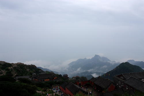 泰山在雨中