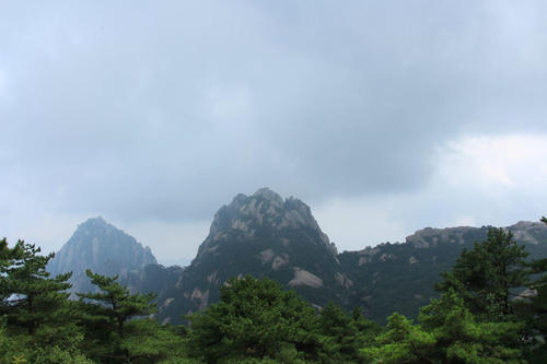 雨后的黄山在阳光下