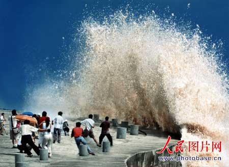 在钱塘河上玩