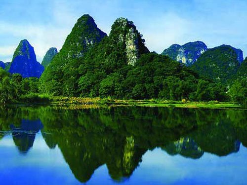 水面上的组成：桂林山水盔甲_1500字