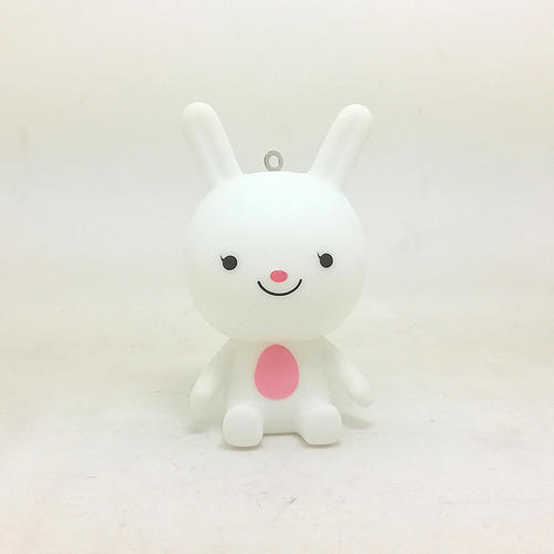 可爱的小白色兔子玩具_100字