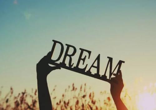梦想只是为了那些准备好的人，梦想是公平的。在它面前，每个人都没有昂贵的点，只有勤奋和懒惰的差异。追逐梦想将努力工作。