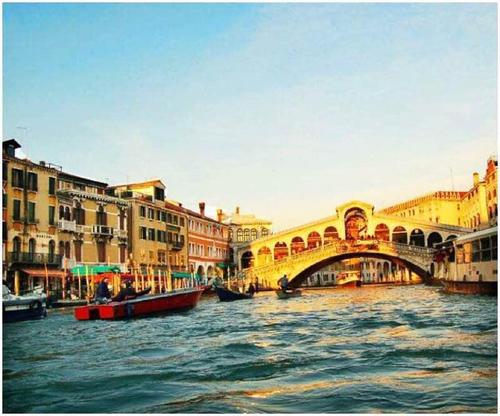 威尼斯三个威尼斯的水，蓝天和色调，薄薄的银色。当圣马的顶层钟就可以回到天空时，将有一种和平的融合进入你的灵魂，让你觉得整个身体和思想都深入了解了足够的和平和仍然。答对了。