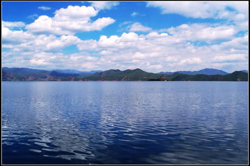 芜湖的水很安静！选择一个鹅卵石，扔掉它，“普罗普”，水表在水面上传播，让你感受到水流。