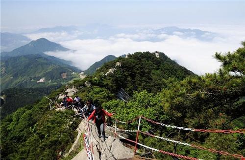 拿一个高峰，一个旅游_200字