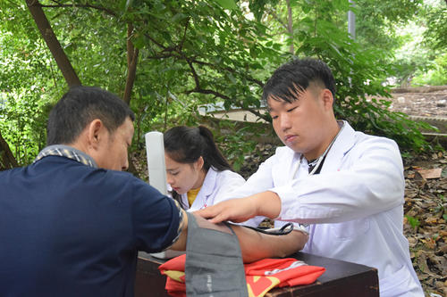 爱温暖的暑期实习摘要：一个特殊的旅程