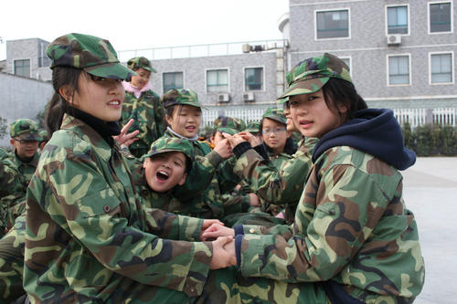 大学生军事训练：我们是一个温暖的家庭_400字